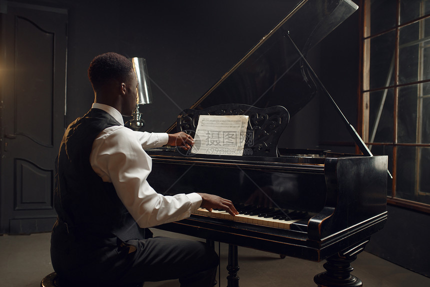 黑人艺术家在弹钢琴图片