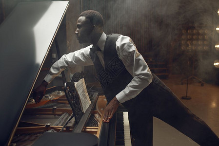 黑人艺术家在修钢琴图片