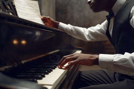 黑人音乐家在表演弹钢琴高清图片