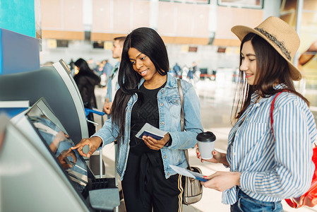 2名女旅行者在机场的Atm取现金高清图片