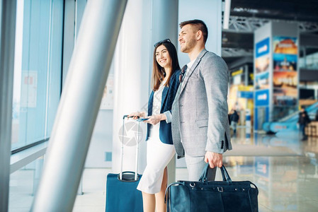 商务男女在机场候机图片