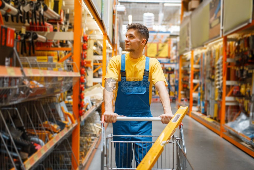 在商店选择建筑用品的男建筑师图片