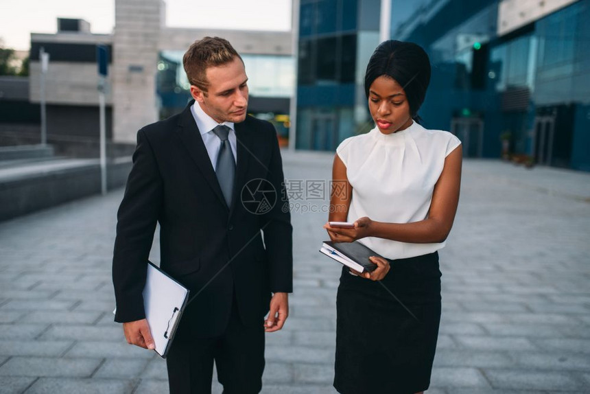 女企业家和商人伙伴谈判图片