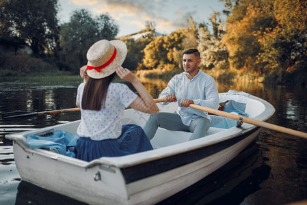 恩爱的夫妻在湖上划船图片