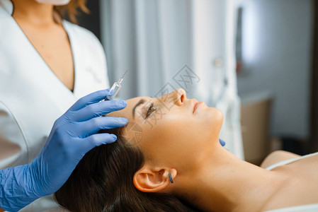 美容学戴手套的化妆师在给顾客进行皱纹整容手术背景