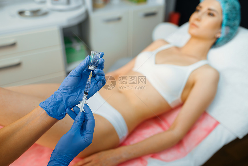 美容师为女病人提供整形手术针剂图片