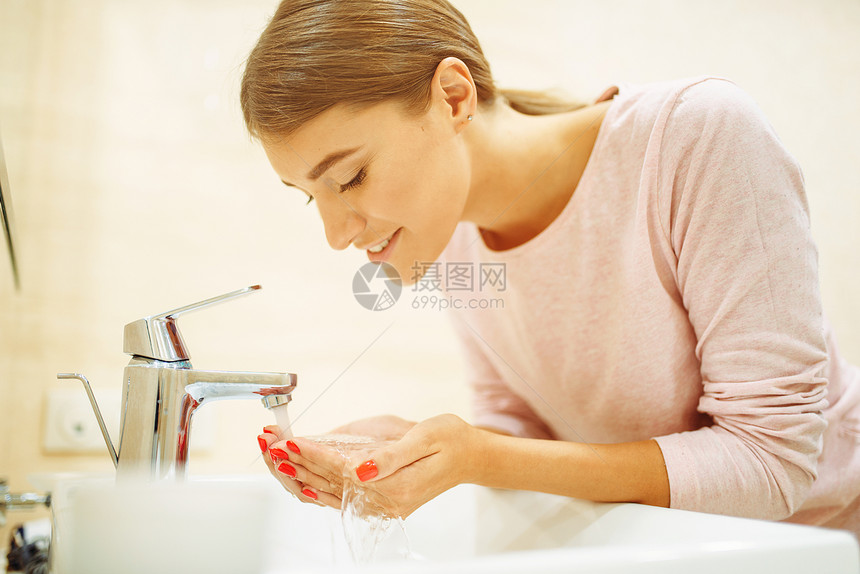 女人在洗手间做面部清洗图片
