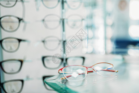 商店玻璃柜上的眼镜图片