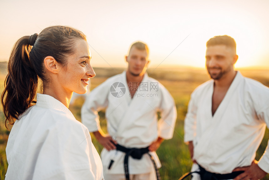 2名男和1女空手道拳参加夏季田野训练图片