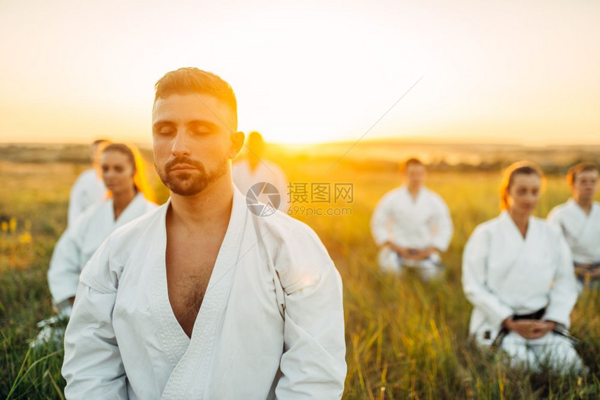 夏季田野外锻炼的武术生实践图片