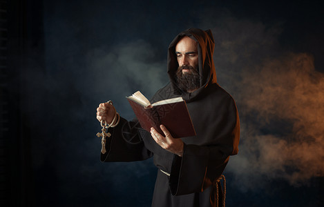 天主教修士中世纪和尚在教堂用书祷告秘密仪式神与精背景