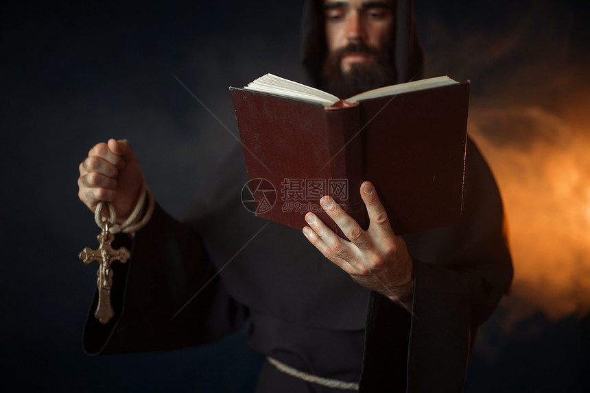 中世纪在教堂用书祷告秘密仪式神与精图片