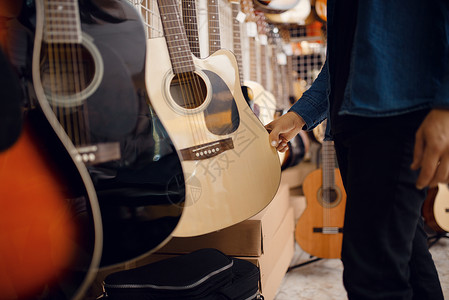 他主人声音男客户在音乐店选择响吉他乐器店购买设备背景