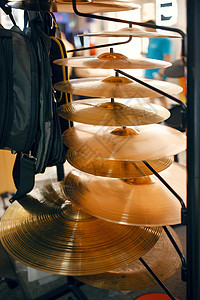 音乐店特闭观无任何人的表演中展示铜鼓囊乐器店音家和表演者的专业设备图片