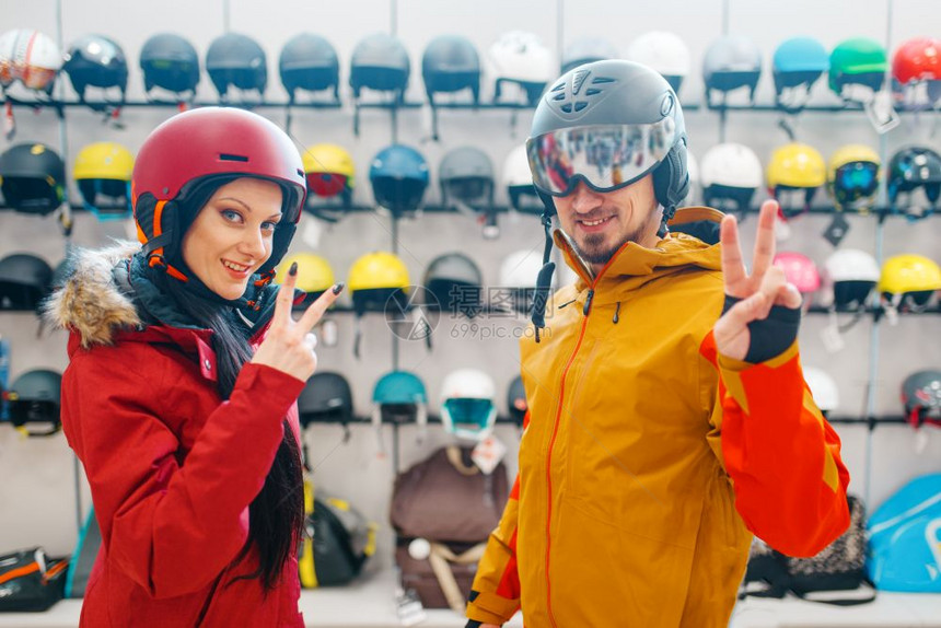 一对情侣在商店购买滑雪设备图片