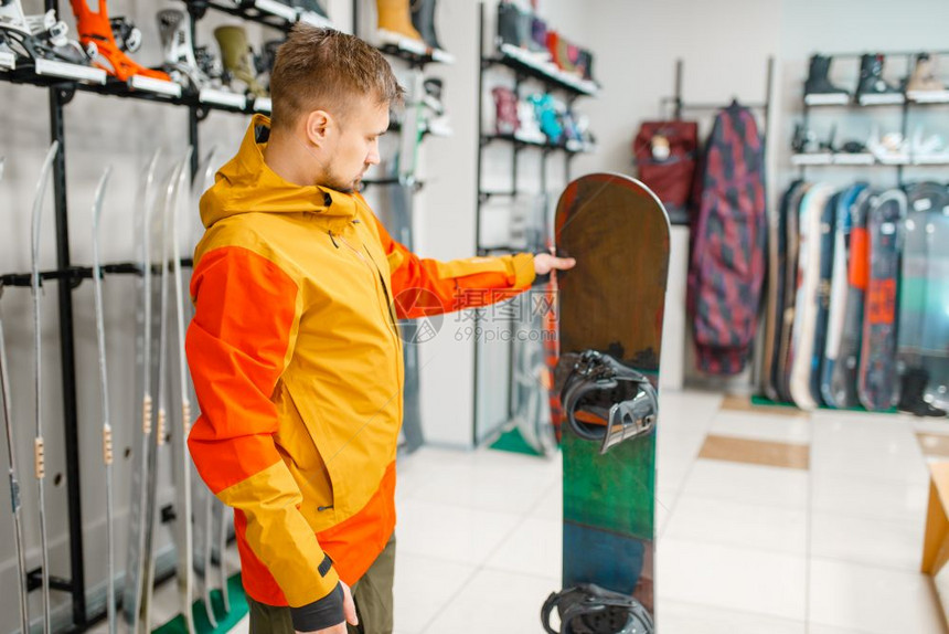 休闲店购买滑雪设备的顾客图片