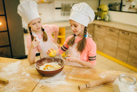 两个小女孩在厨房做饼干图片