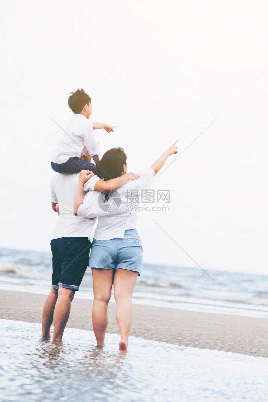 父母亲和儿子的幸福家庭夏天去热带沙滩度假图片