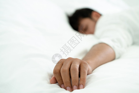青年男子睡在卧室的床上背景图片