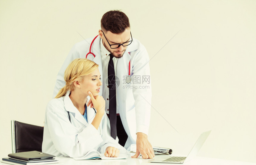 男医生和女医生正在讨论病人的健康问题图片