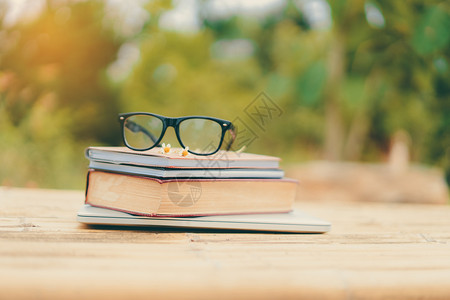 书籍和眼镜图片