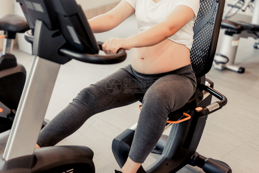 在健身房锻炼的孕妇图片