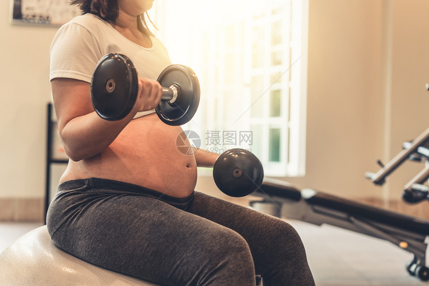 孕妇在瑜伽室锻炼图片