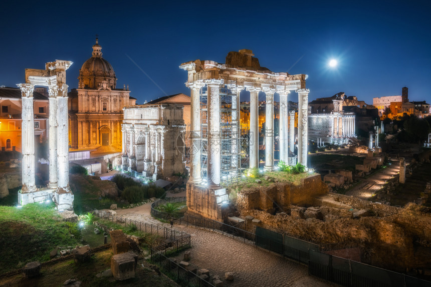 夜幕下的罗马论坛遗址图片