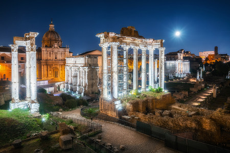 夜幕下的罗马论坛遗址图片