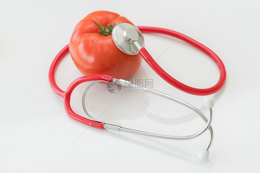 健康食品番茄和医生听诊器显示番茄维生素和营养的好处图片