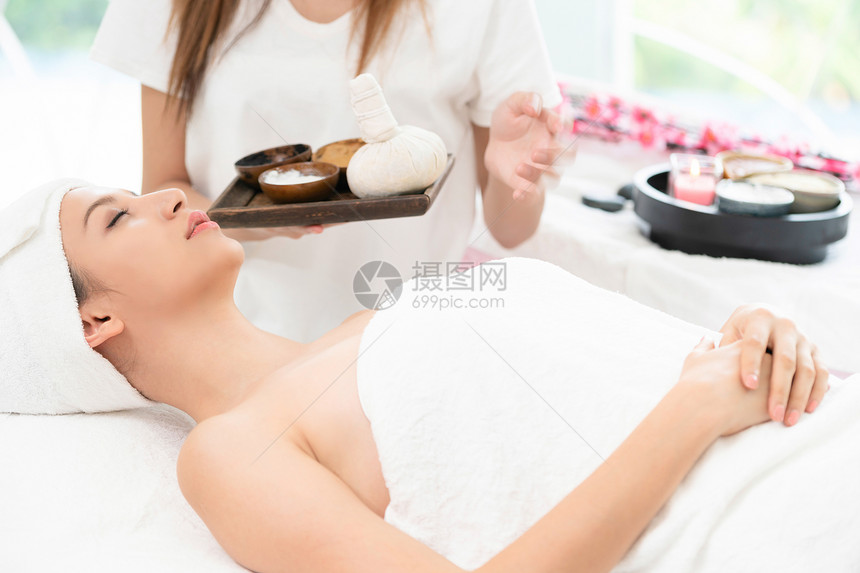 美女在温泉床享受按摩理疗图片