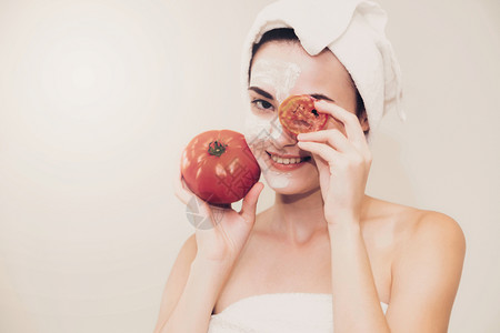 用番茄奶油面膜护理面部皮肤的美女图片