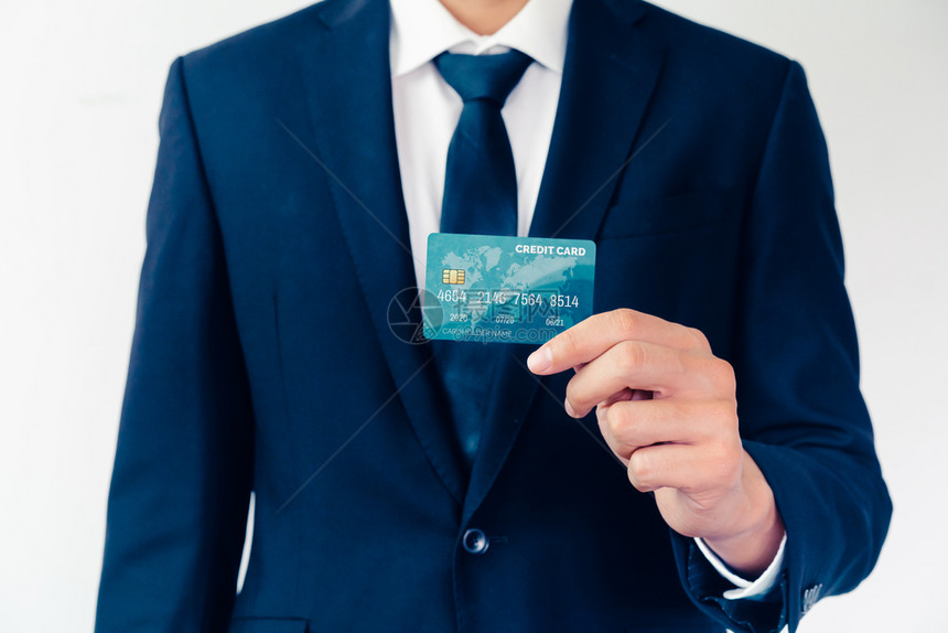 持有一张信用卡的商人图片