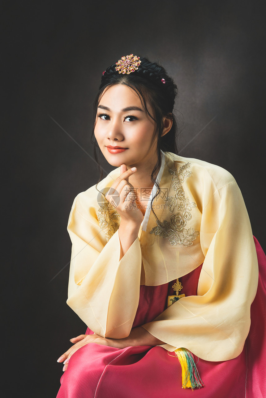 穿着传统韩国服装的韩国妇女图片