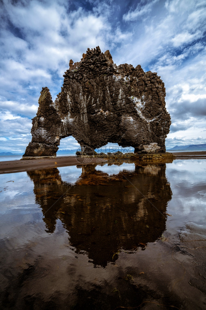 旅游海边的石头景色和水中的倒影相连图片