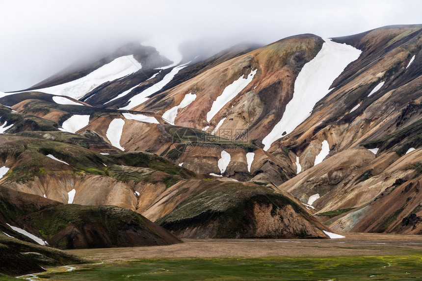 美丽的多彩雪山地形以夏季探险和户外散步闻名图片