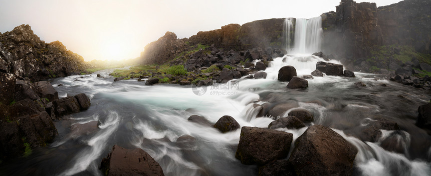 冰岛金圆环路的小瀑布图片