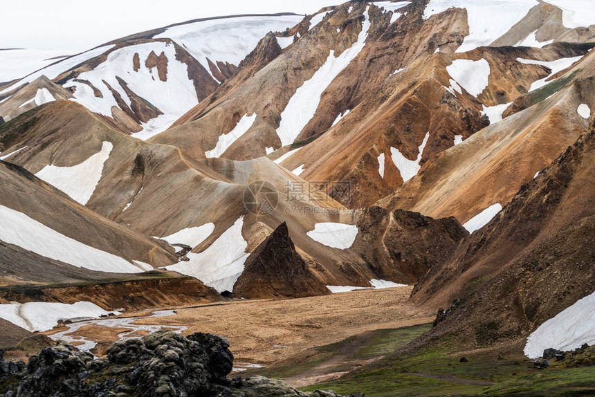 美丽的多彩雪山地形以夏季探险和户外散步闻名图片