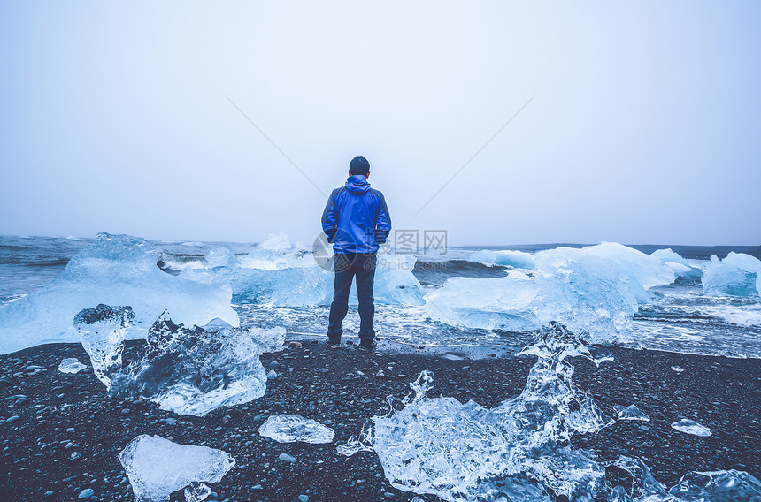 男游客欣赏冰岛的冰川图片