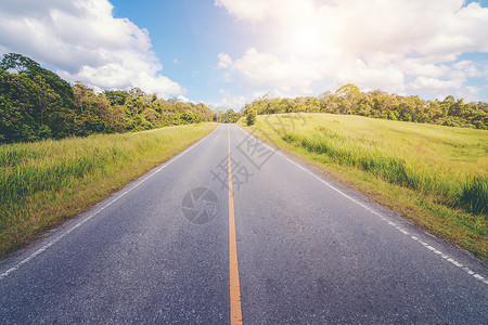 在夏日蓝天白云下的公路高清图片