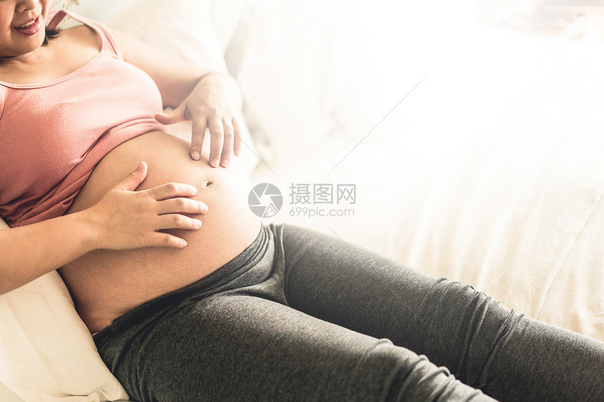 孕妇摸孕肚图片