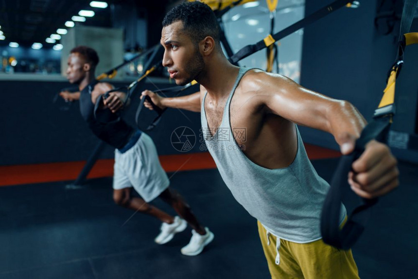 2名运动健壮员在身锻炼机锻炼图片