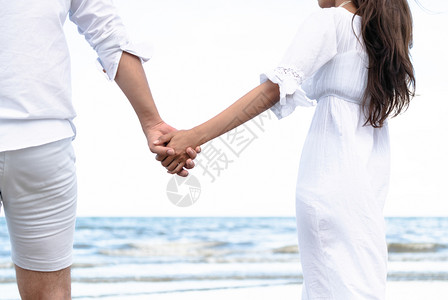 情侣在沙滩牵手约会图片