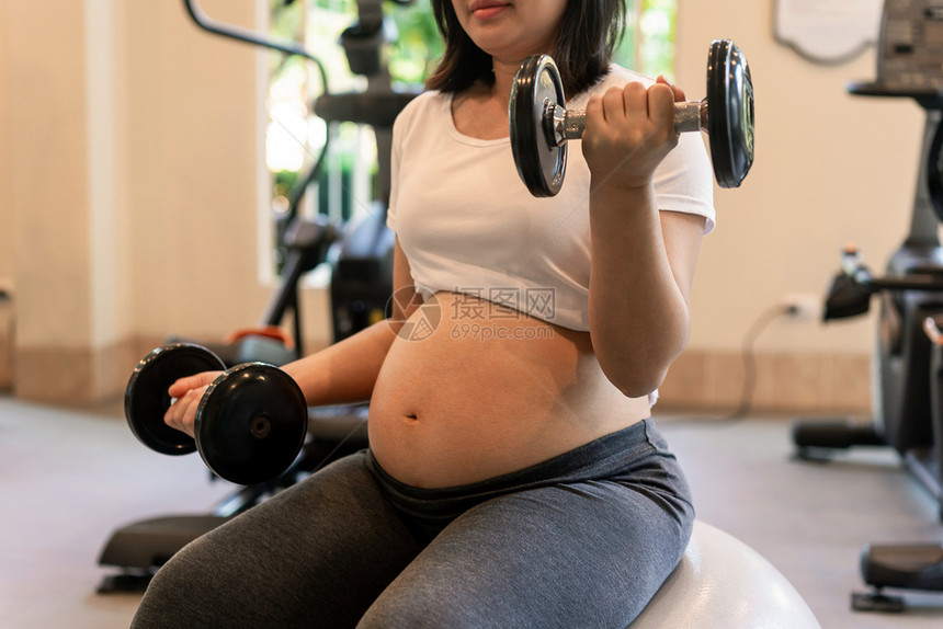 在健身房锻炼的孕妇图片