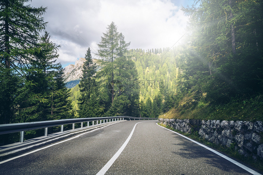 意大利多洛米山州高速公路风景图片