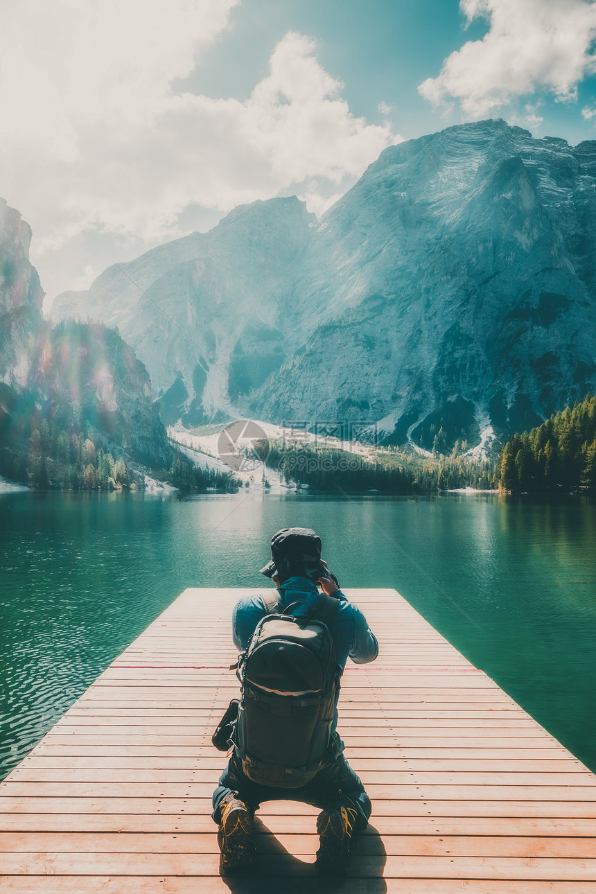 旅行者在意大利多洛米山脉拍摄湖边风景图片