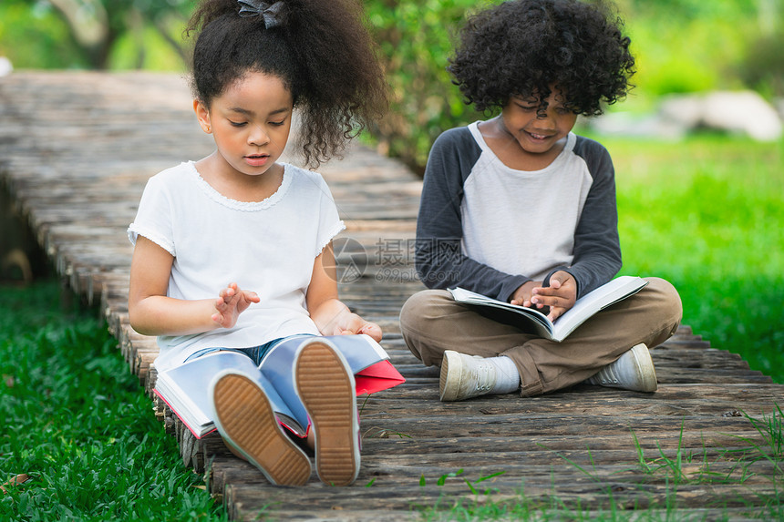 公园里一起读书的小朋友们图片