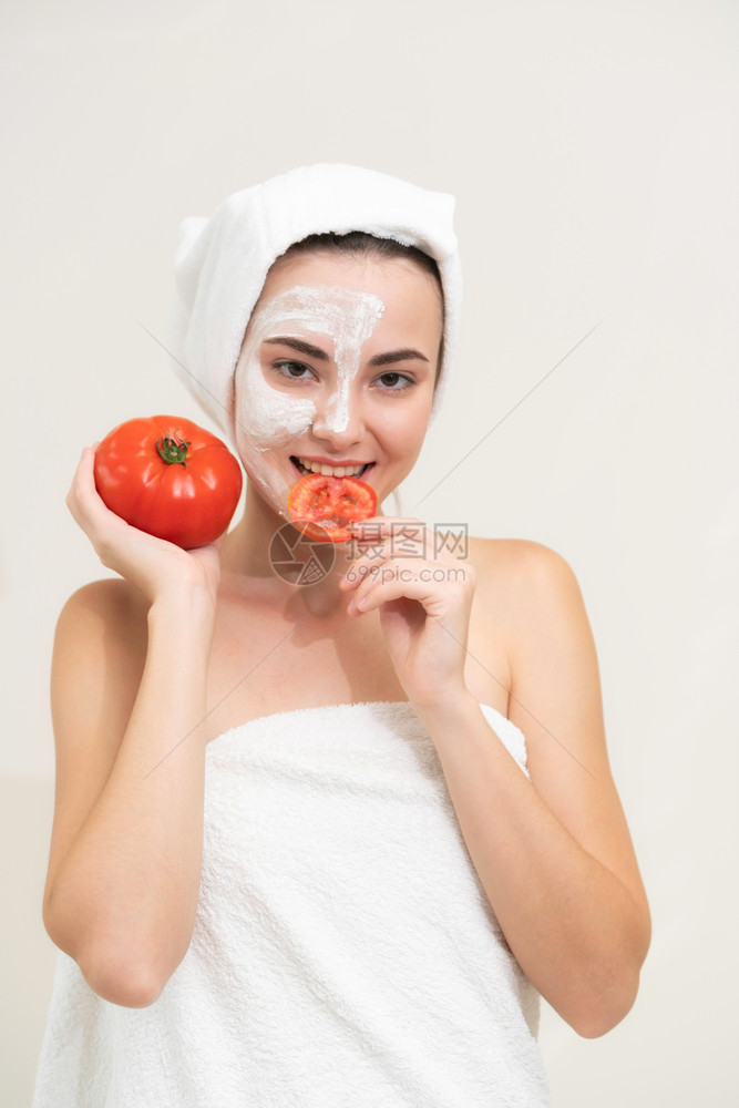接受番茄奶油面膜面部护理的美女图片
