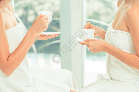 2名妇女在豪华日间温泉里喝茶图片