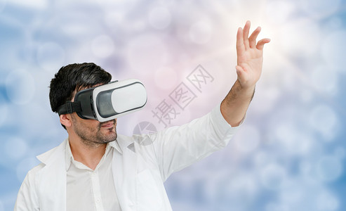 医疗技术研究所和医生工作人员服务概念医生使用虚拟现实护目镜图片
